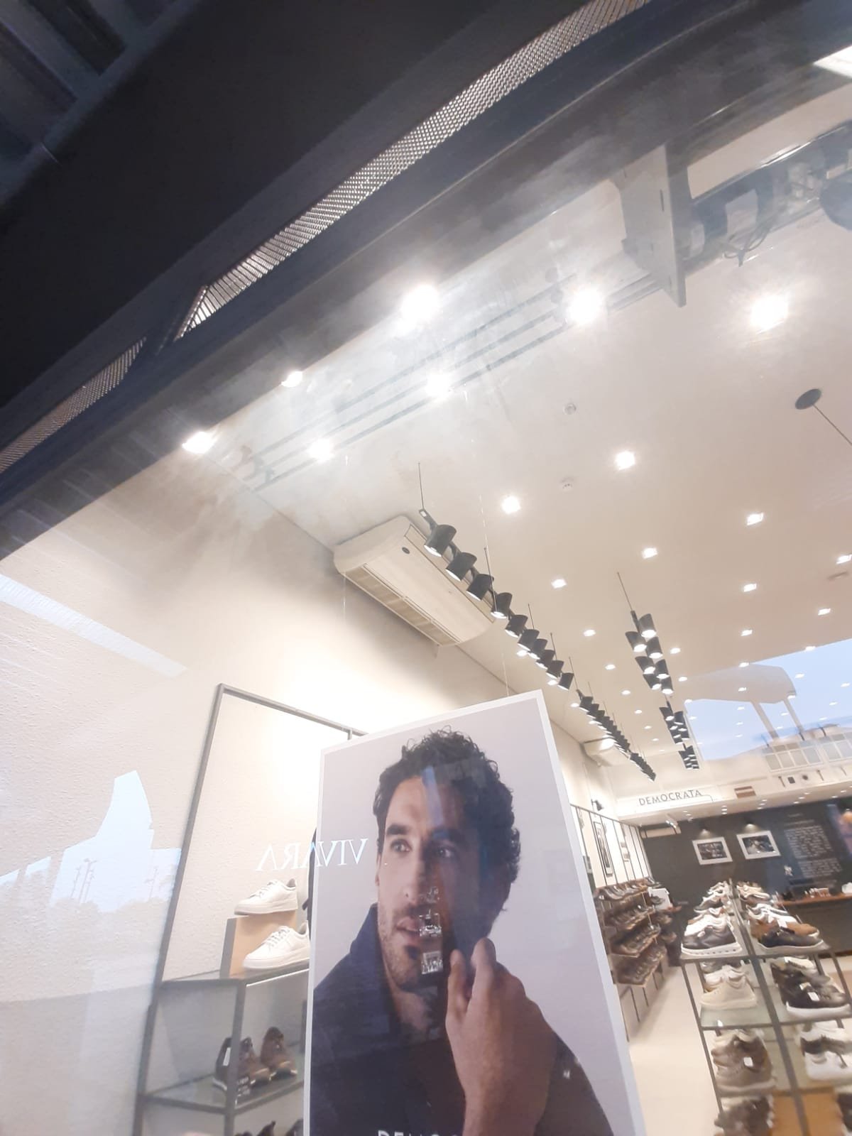 Vitrine de shopping impecável